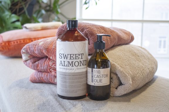 Amandelolie en castorolie voor de postpartummassage en de buikmassage