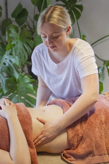 Postpartum massage buik massage