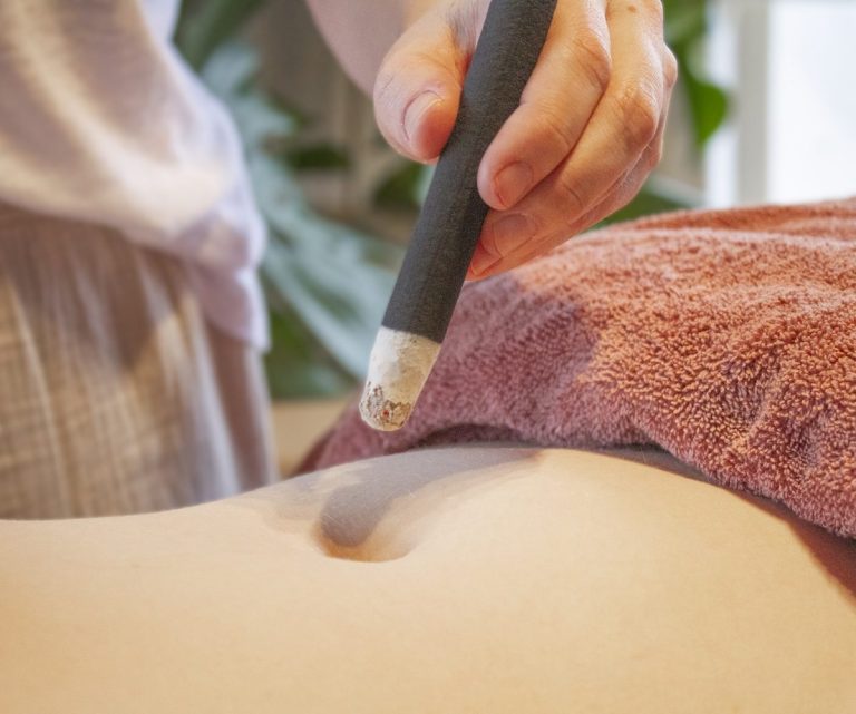 Postpartum behandeling - Moxa stick boven buik - Moxa therapie
