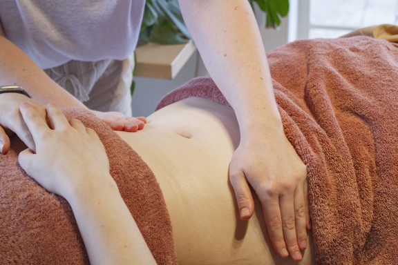 Postpartum massage buikmassage na bevalling
